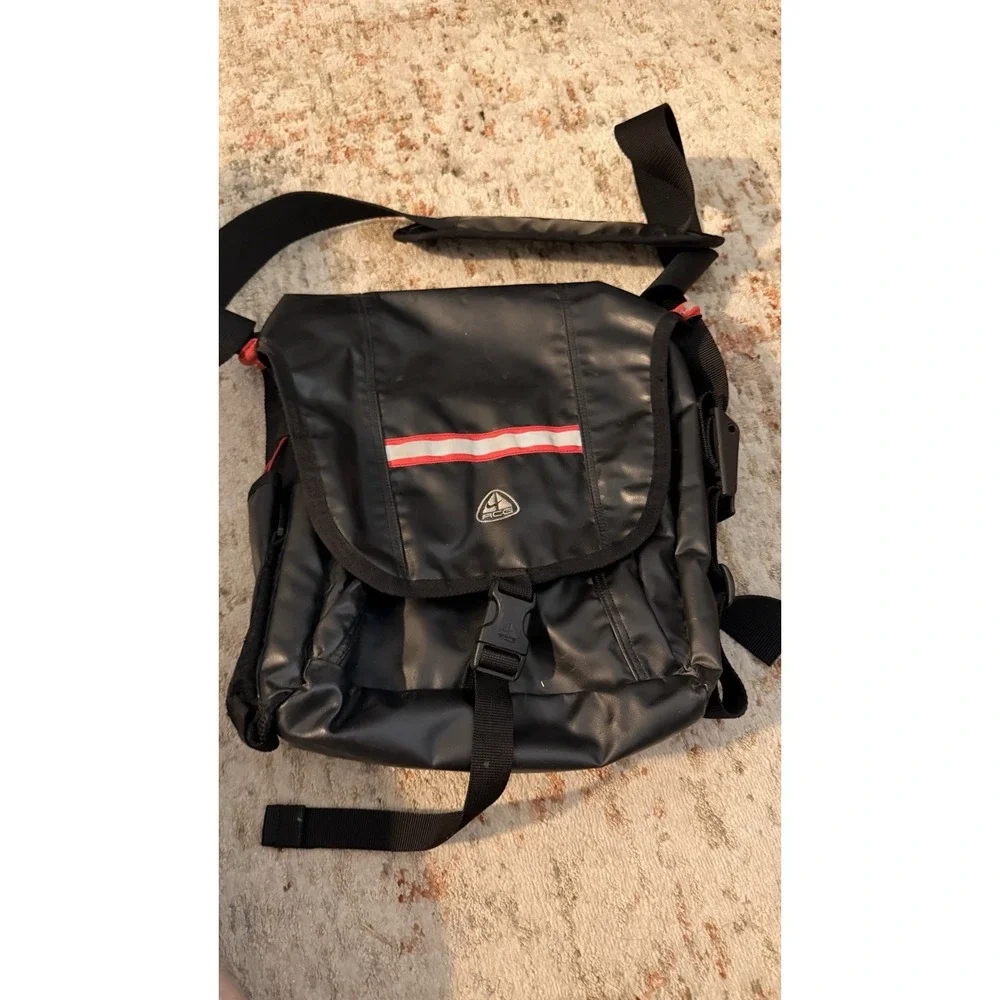 Vintage 90's Nike ACG Waterproof Shoulder Messenger Bag Gorpcore Black Red